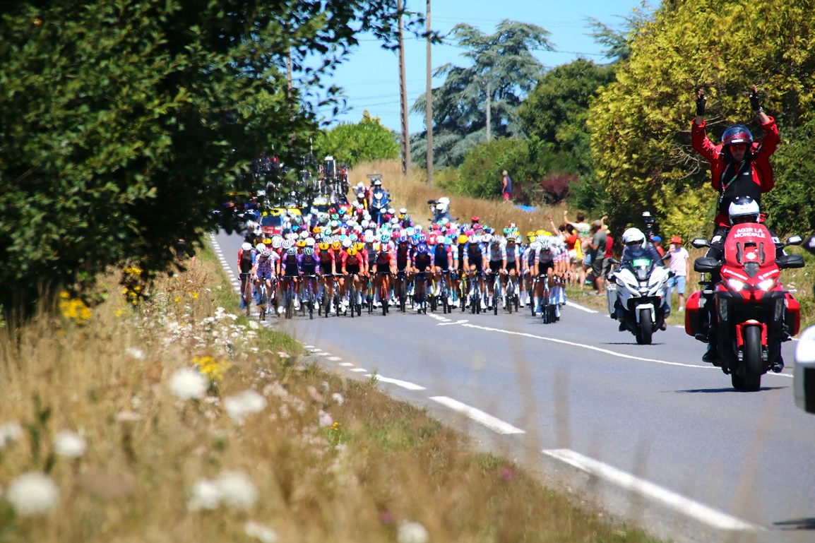 Tour de france 2025 St-Malo Mur de Bretagne St-René arrivée du peloton à la poursuite des échappées.JPG