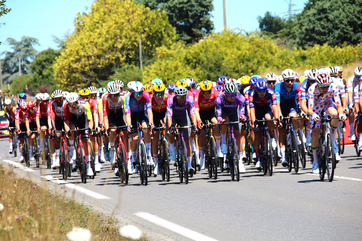 Tour de france 2025 St-Malo Mur de Bretagne  passage St-René tête du peloton JONAS VINJEGAARD maillot à pNils Pollit  équipier de Tadej Pogacar maillot jaune ( Va Emirates ) , Silvan Dillier ( Alpecin-).JPG
