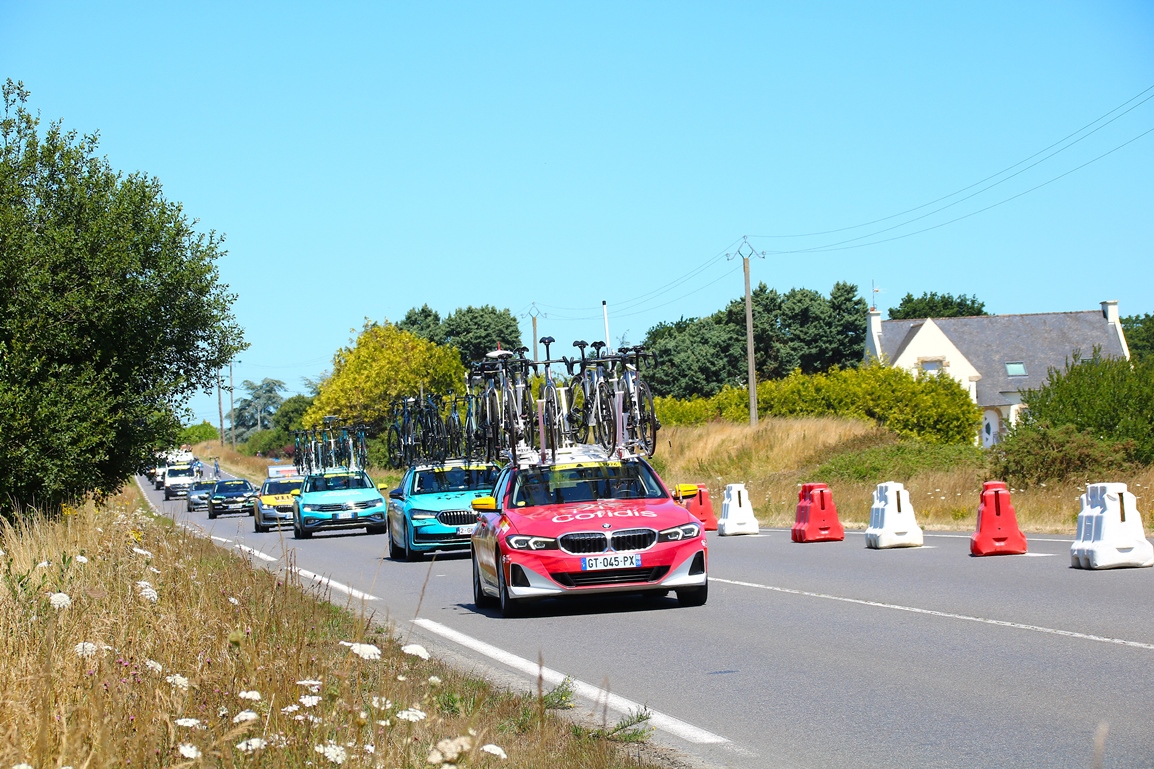 Tour de France 2025 St-malo Mur de bretagne St-René les voitures suiveuses.JPG